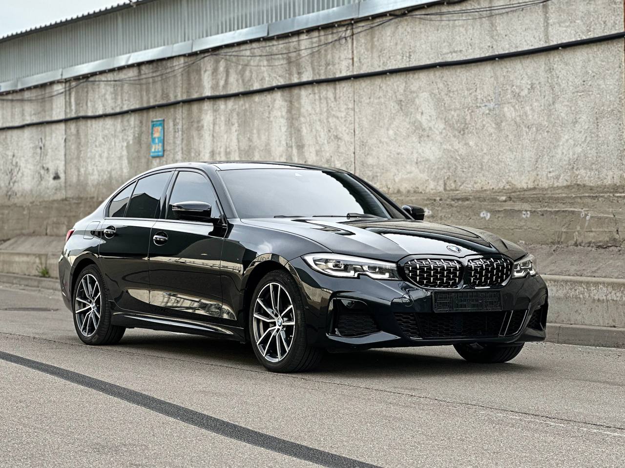   BMW 330i   - 