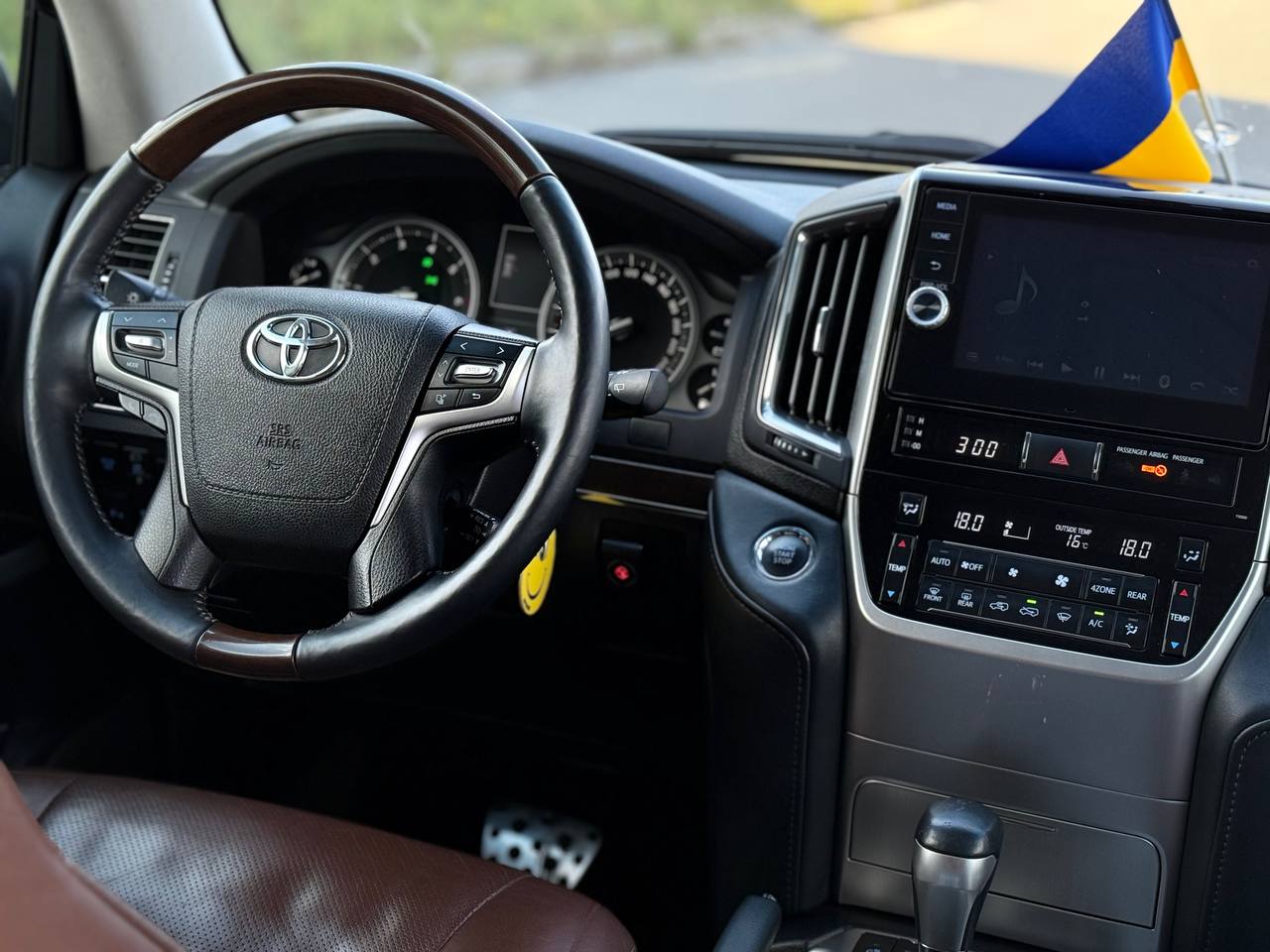   Toyota Land Cruiser 200   -  6