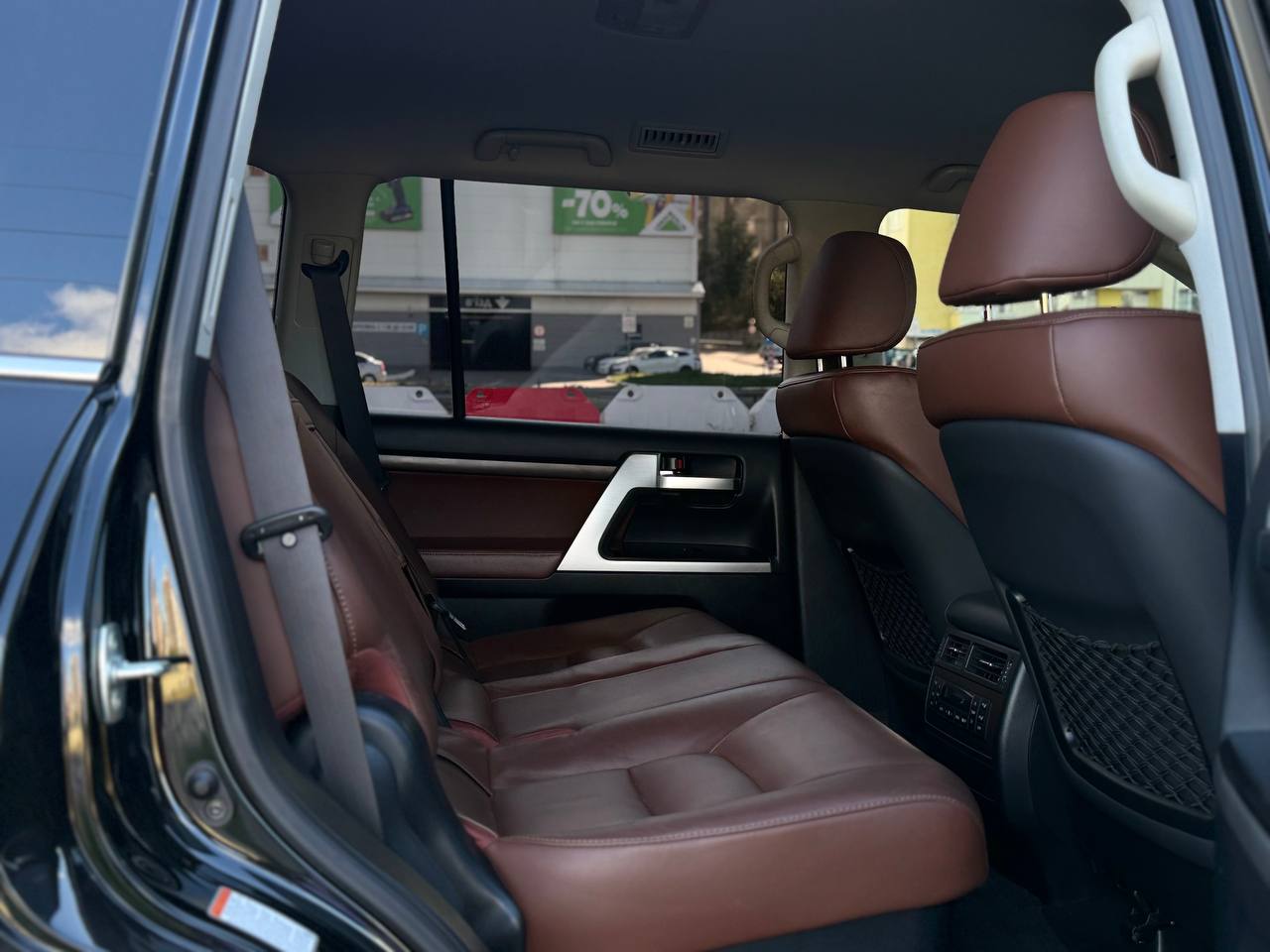   Toyota Land Cruiser 200   -  7