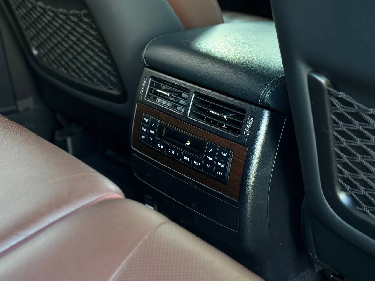   Toyota Land Cruiser 200   -  8