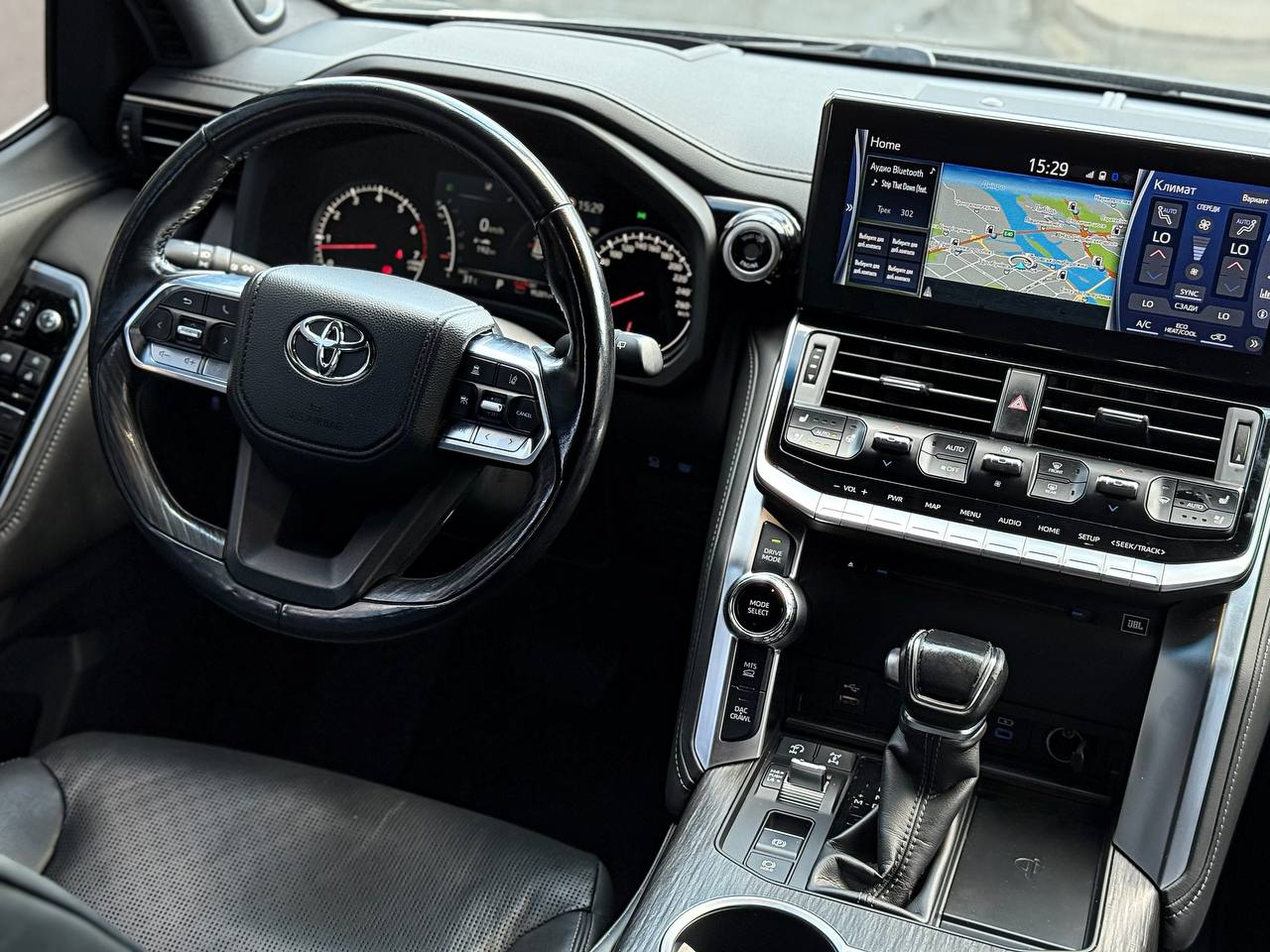  Toyota Land Cruiser 300   -  7