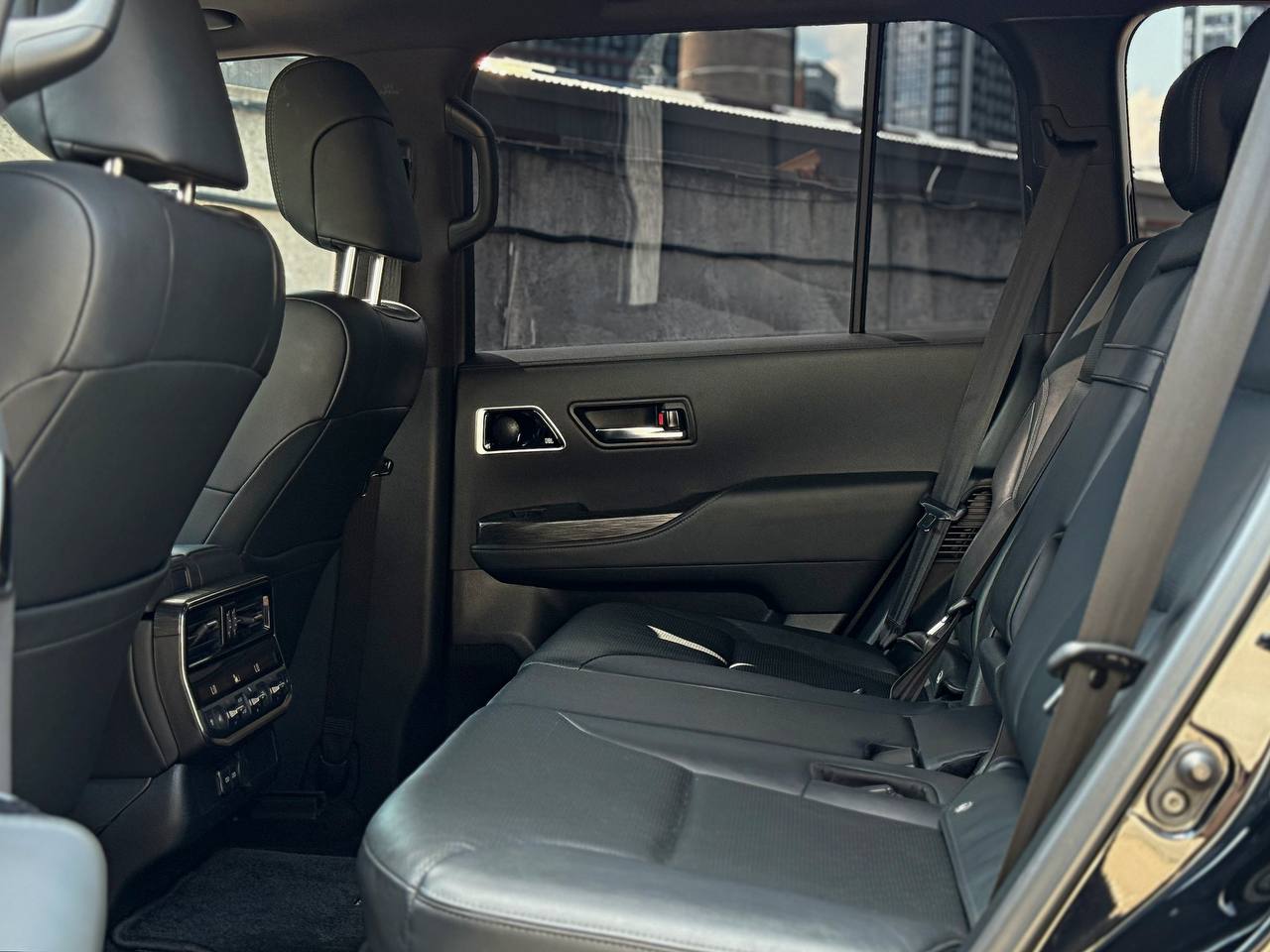   Toyota Land Cruiser 300   -  9