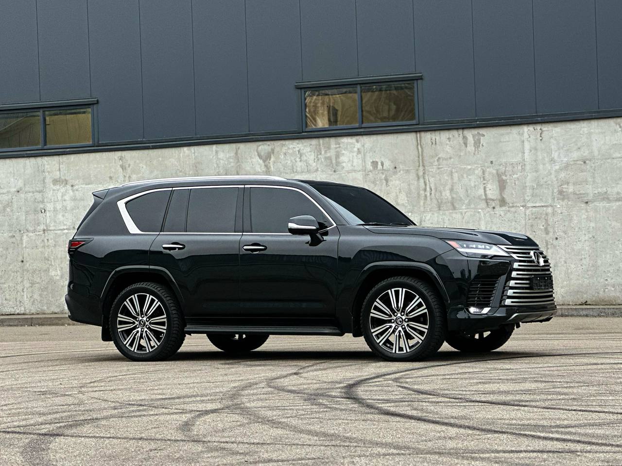   Lexus LX 500 2024   -  3