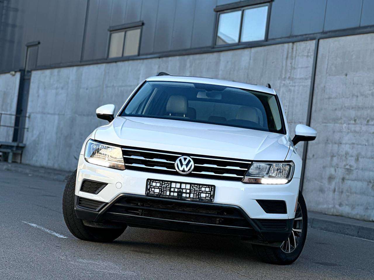   Volkswagen Tiguan SE   -  2