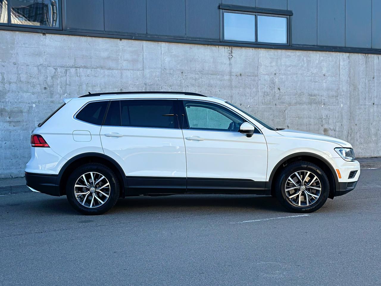   Volkswagen Tiguan SE   -  4