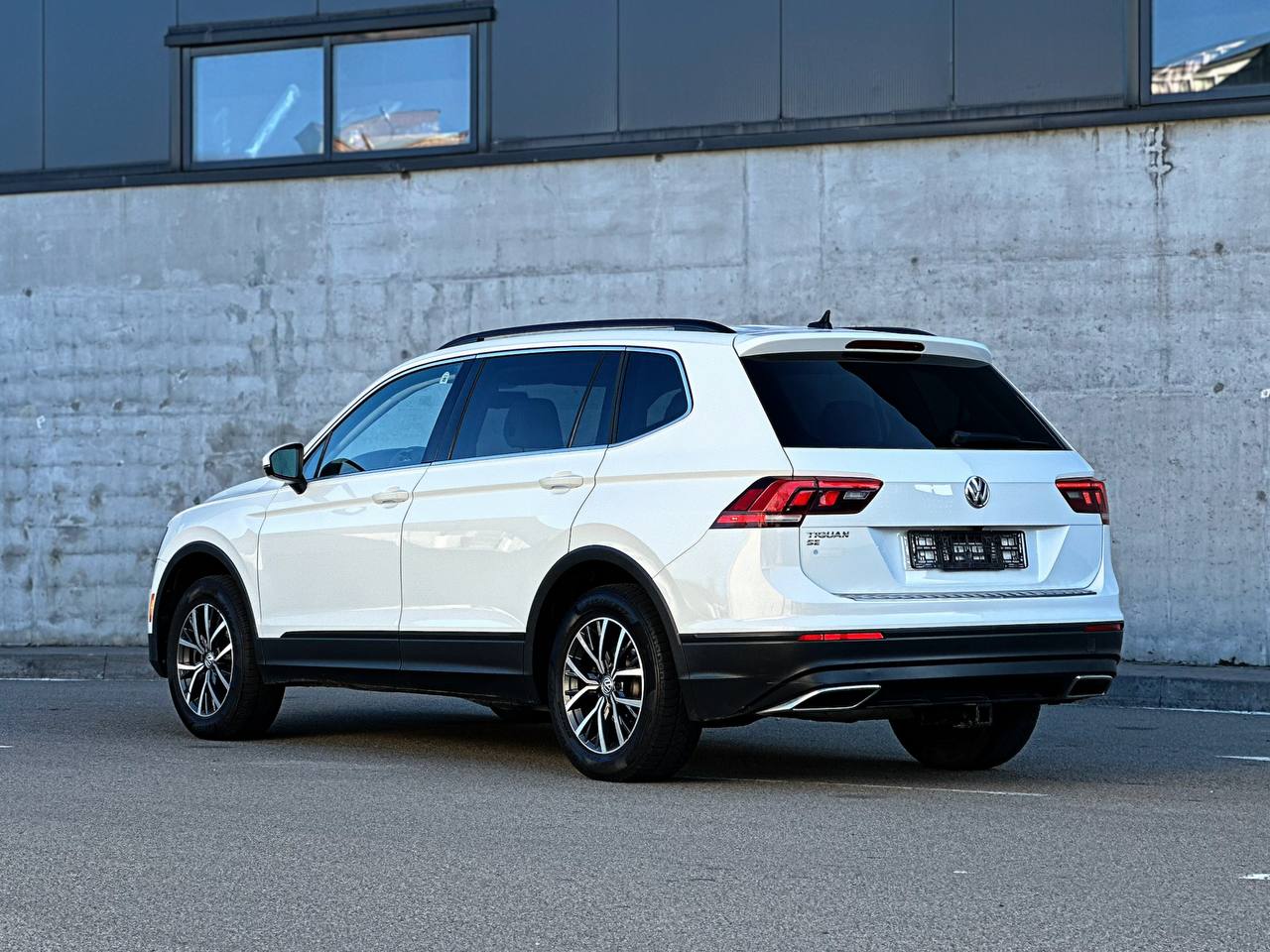   Volkswagen Tiguan SE   -  5