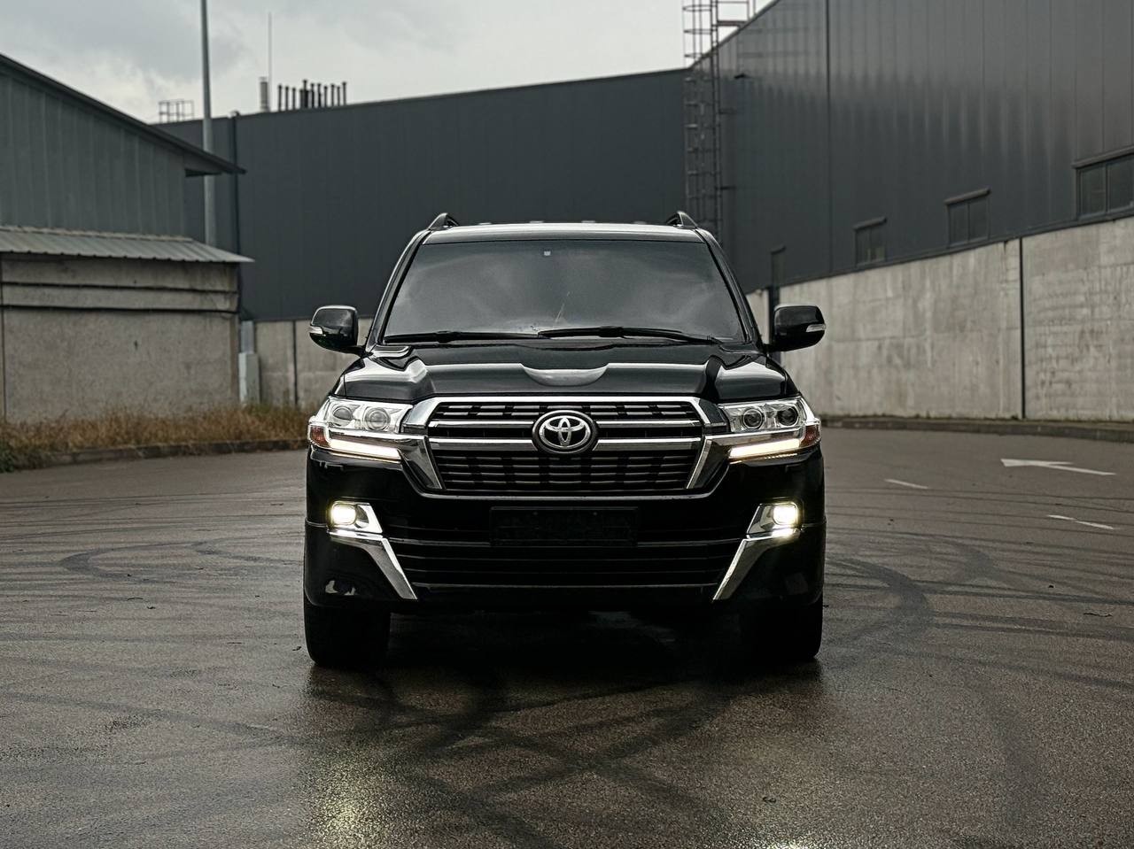   Toyota Land Cruiser 200   -  2