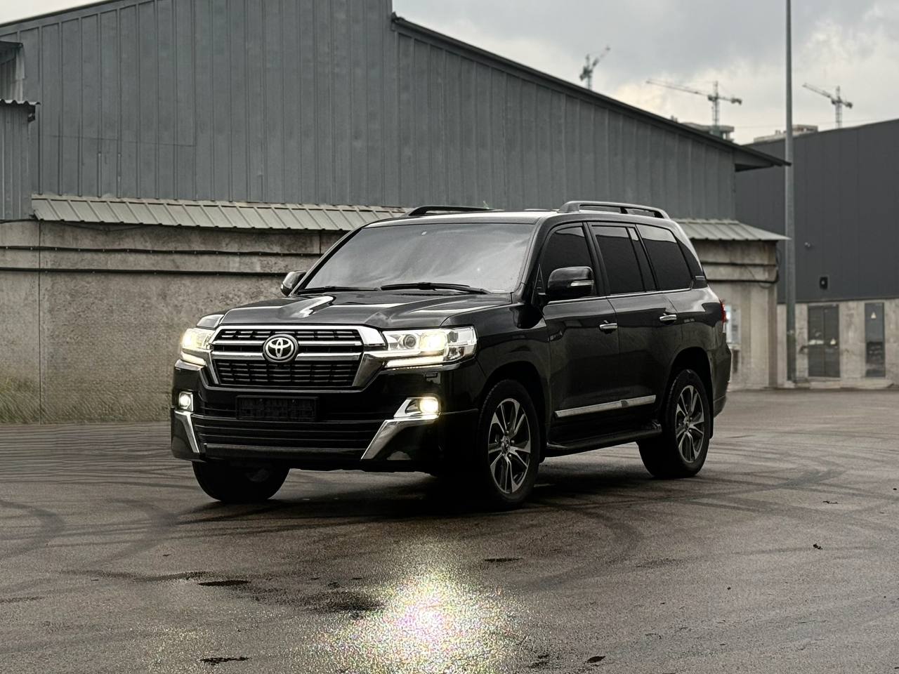   Toyota Land Cruiser 200   -  3