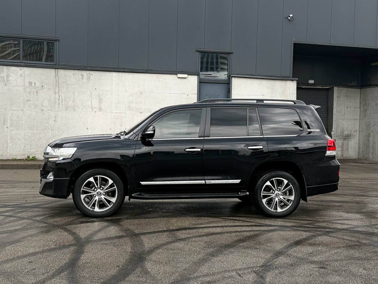   Toyota Land Cruiser 200   -  4