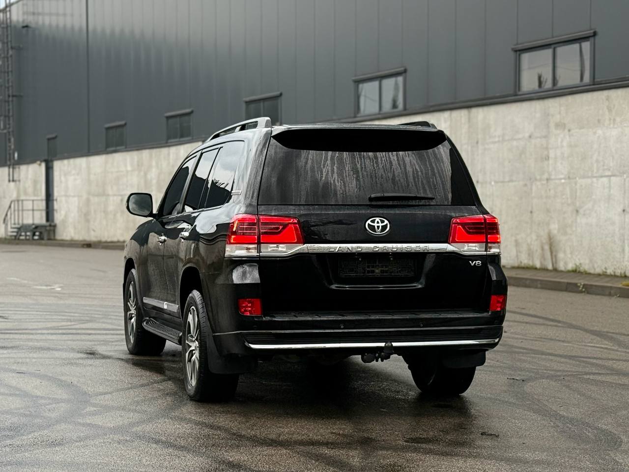   Toyota Land Cruiser 200   -  5