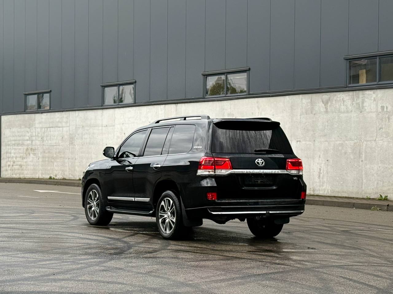   Toyota Land Cruiser 200   -  6