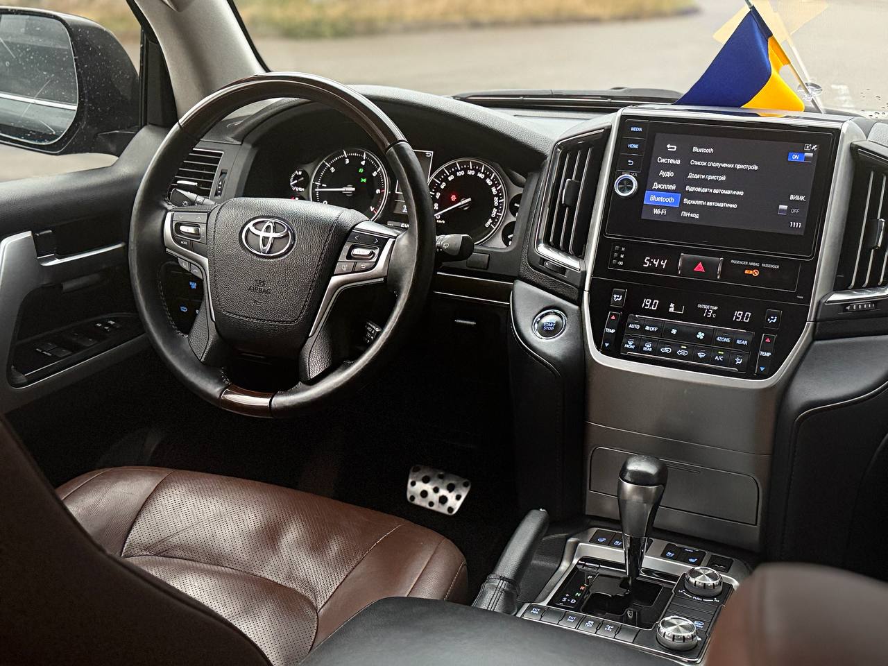   Toyota Land Cruiser 200   -  7