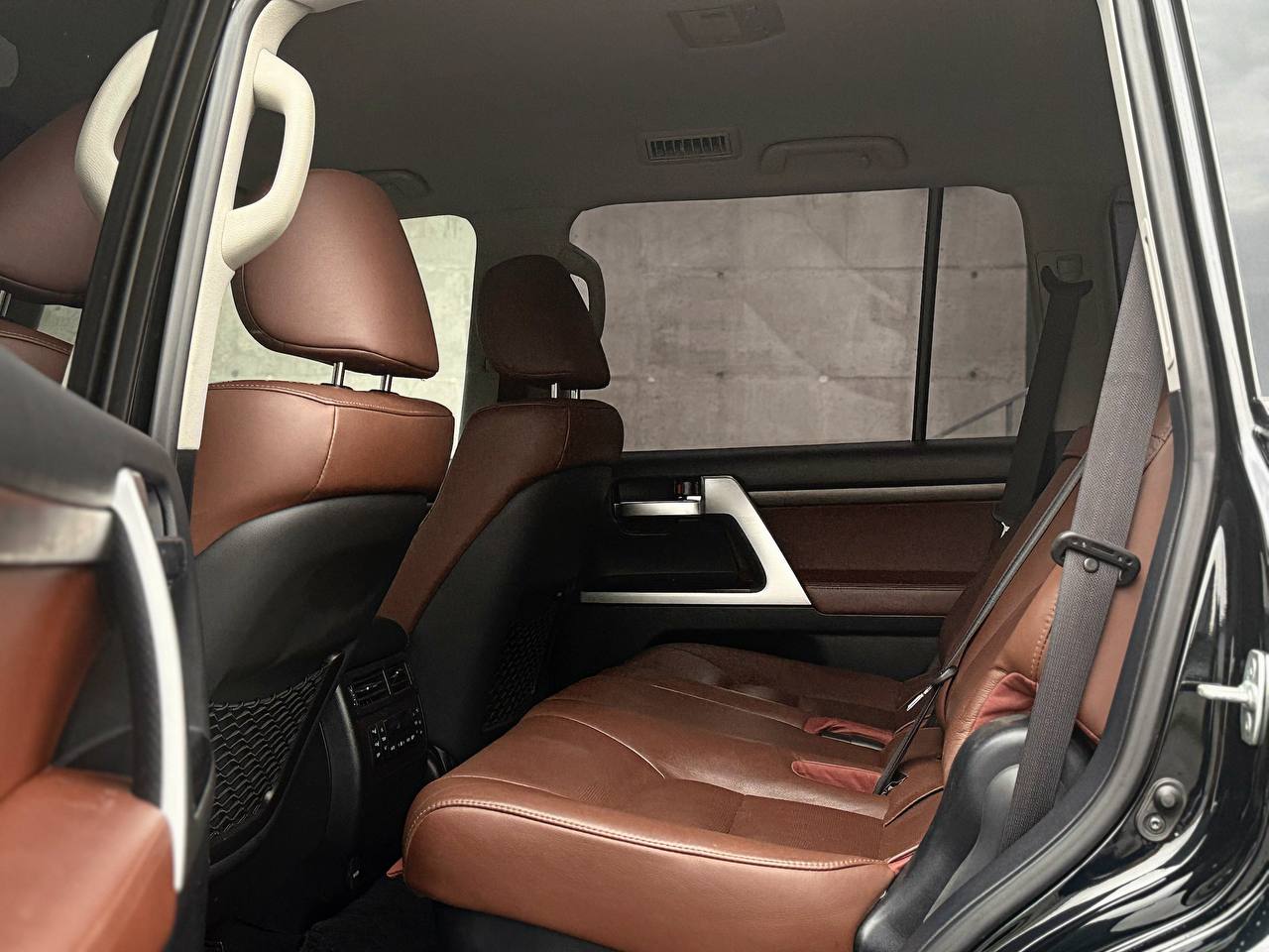   Toyota Land Cruiser 200   -  8