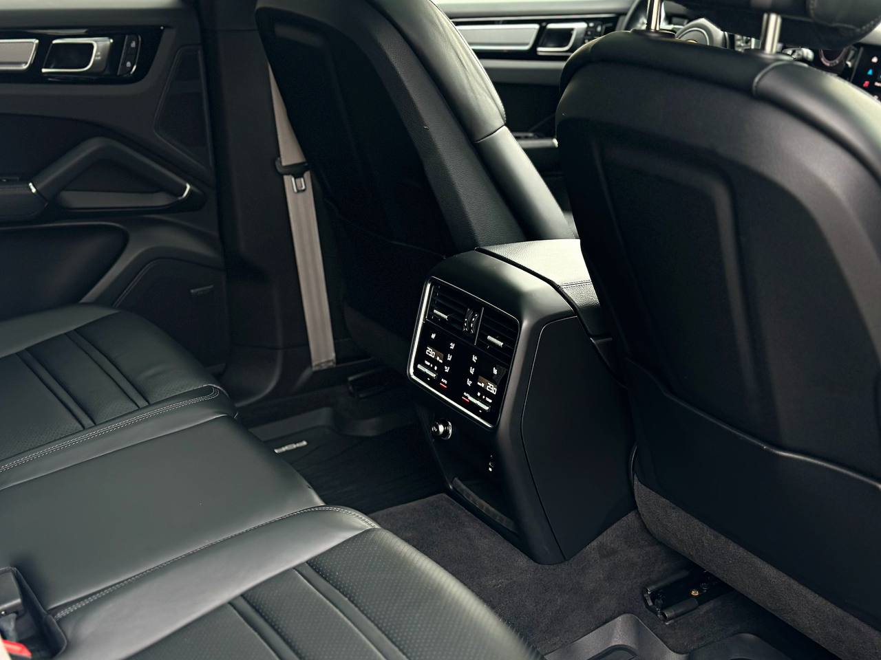   Porsche Cayenne   -  8