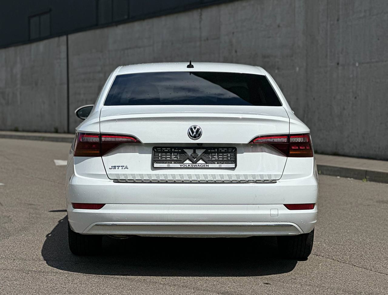   Volkswagen Jetta   -  4