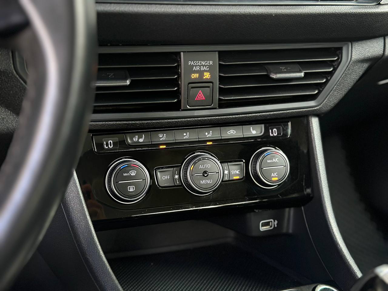   Volkswagen Jetta   -  6