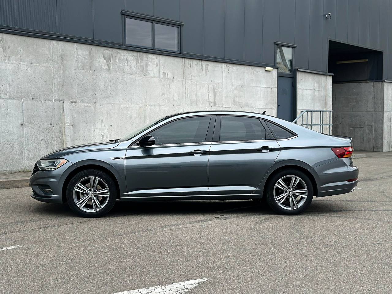   Volkswagen Jetta R-Line   -  4
