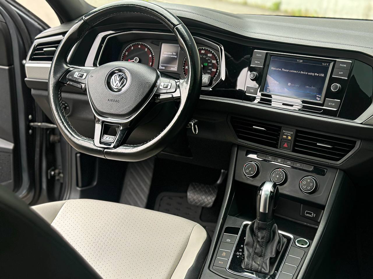   Volkswagen Jetta R-Line   -  6