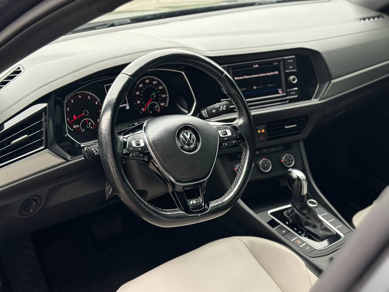   Volkswagen Jetta R-Line   -  7