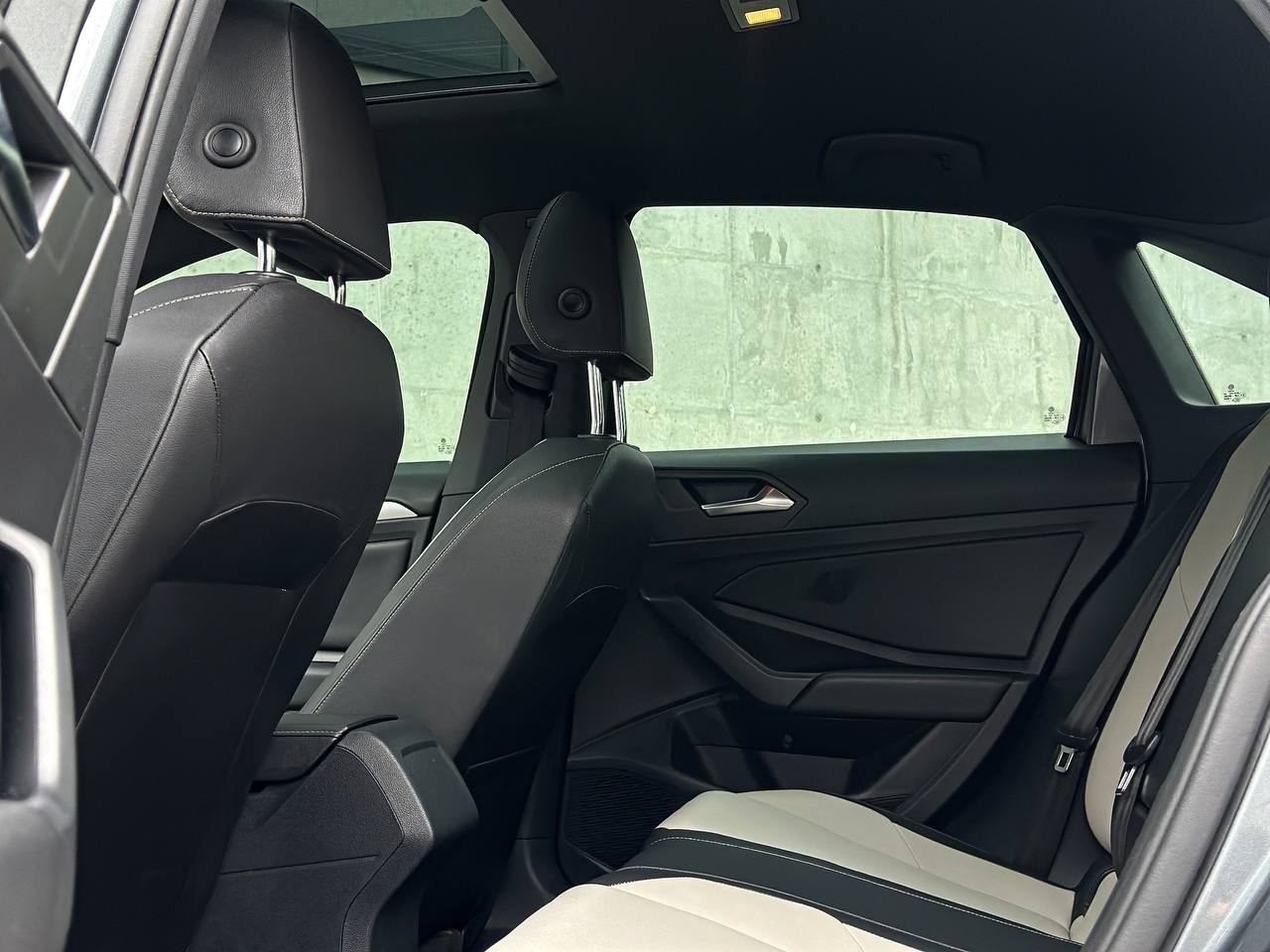   Volkswagen Jetta R-Line   -  9