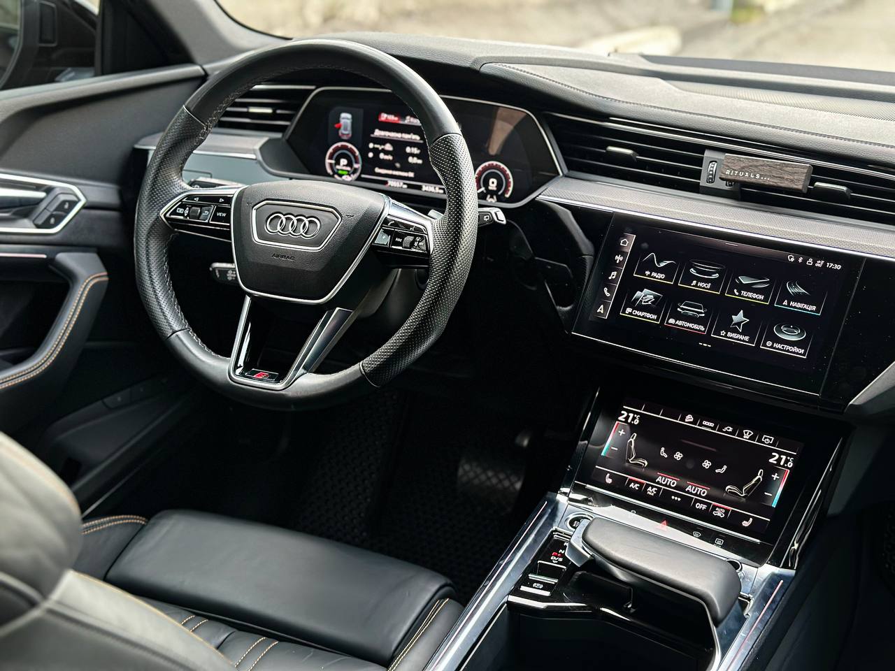   AUDI E-TRON 55   -  6
