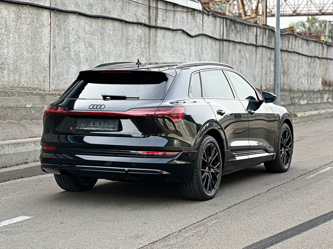   AUDI E-TRON 55 Quattro   -  4