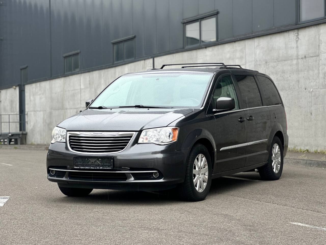   Chrysler Town Country   -  2
