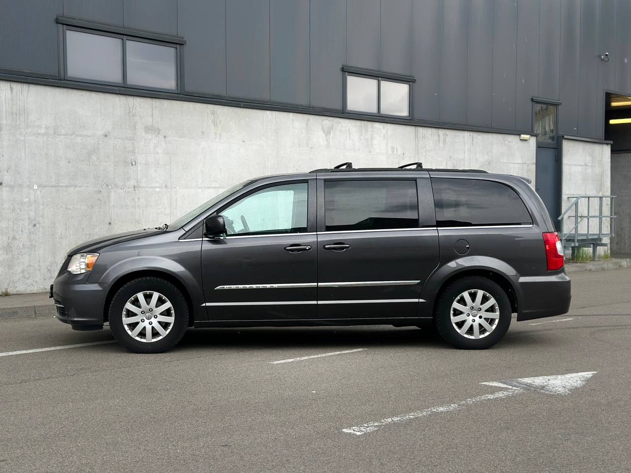   Chrysler Town Country   -  3