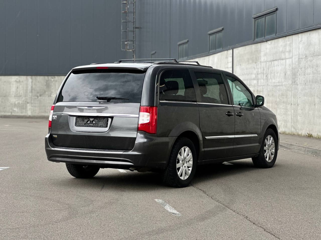   Chrysler Town Country   -  4