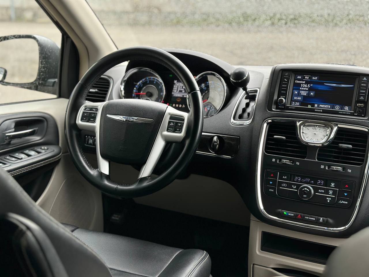   Chrysler Town Country   -  5