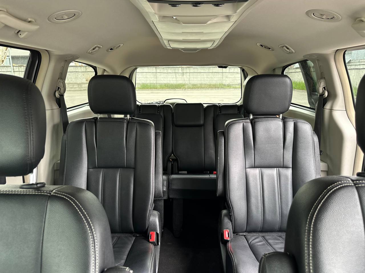   Chrysler Town Country   -  6