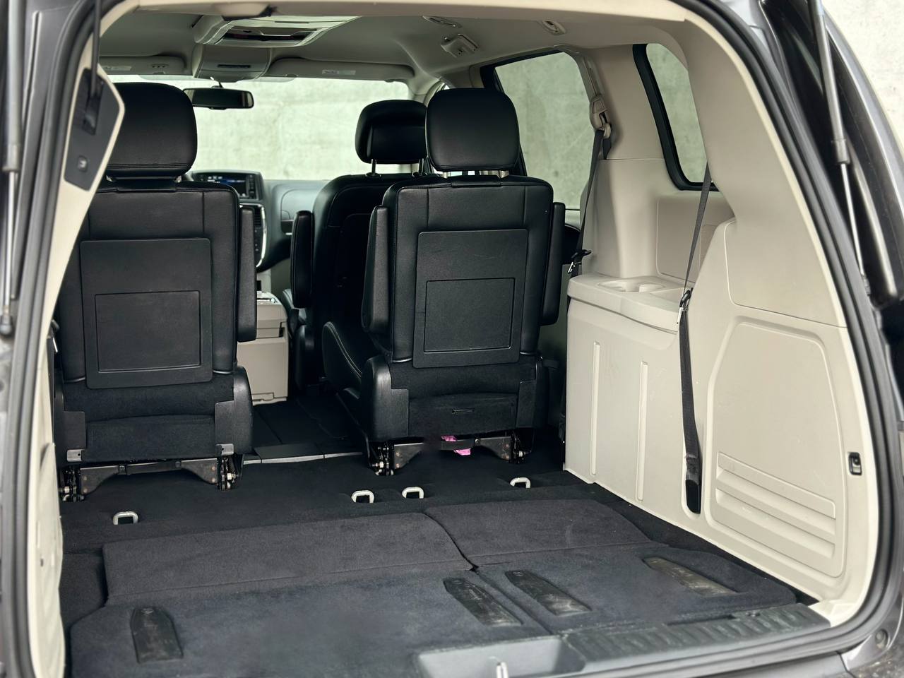   Chrysler Town Country   -  7