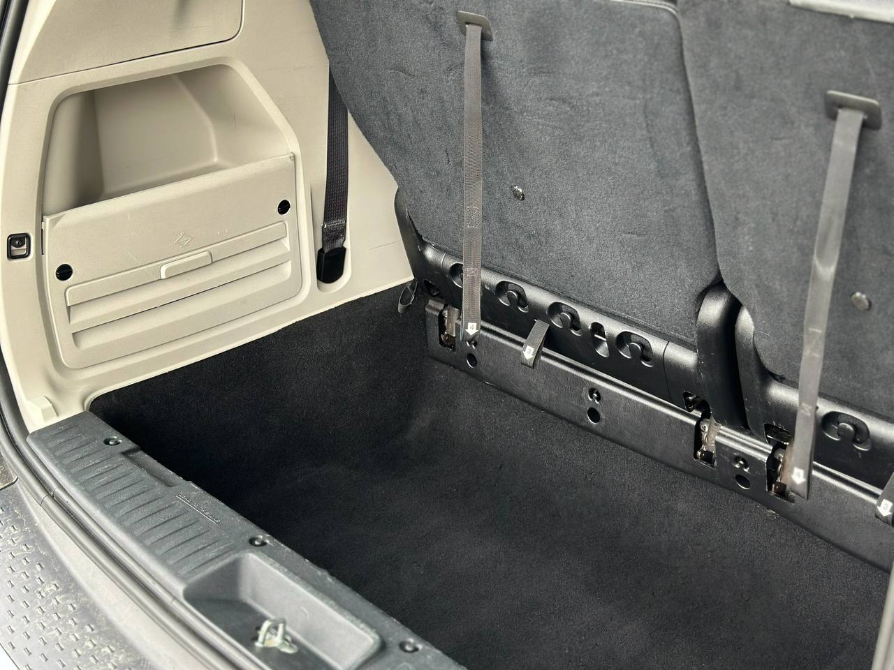   Chrysler Town Country   -  8