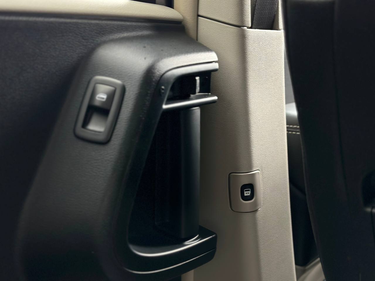   Chrysler Town Country   -  9