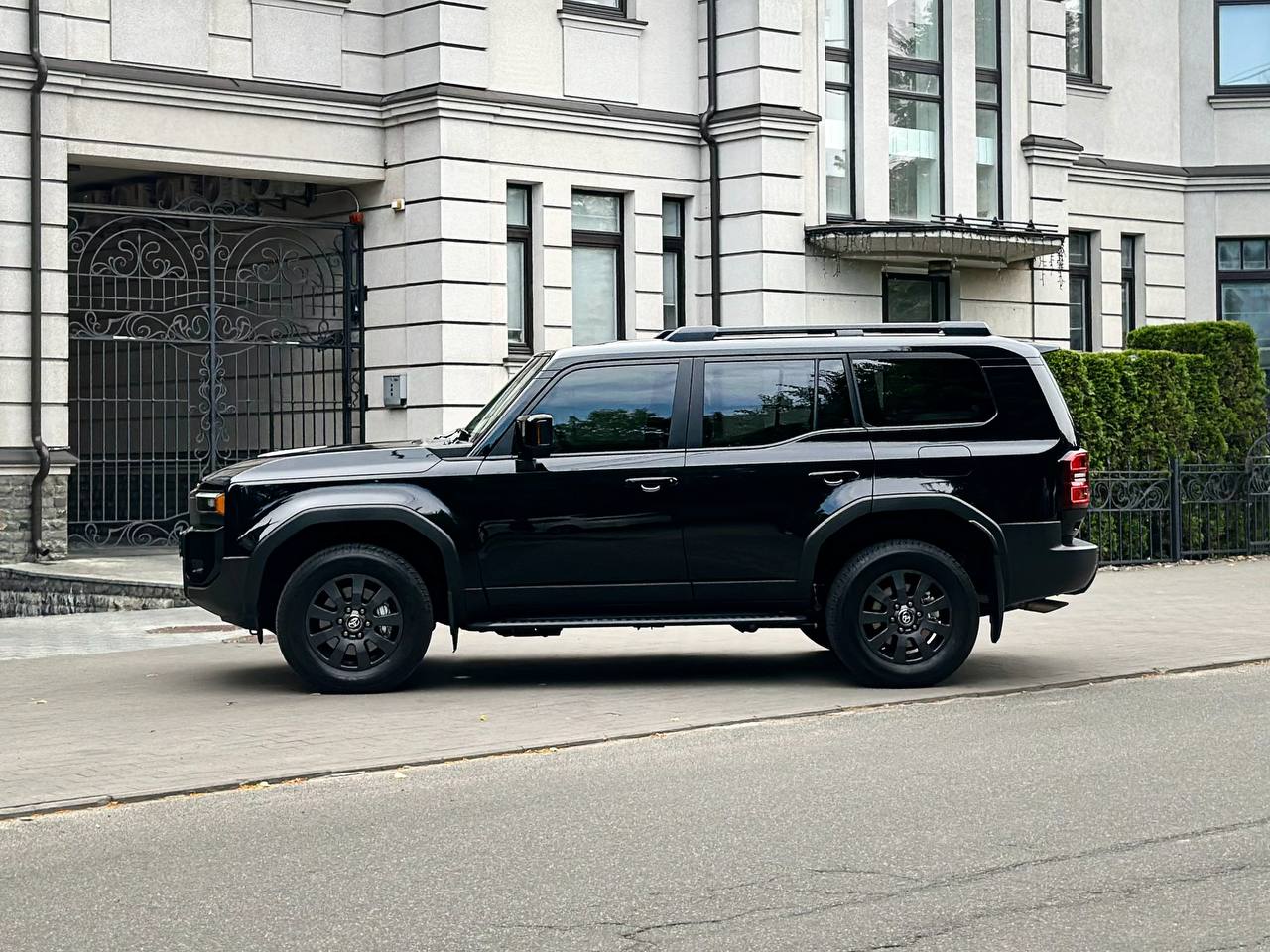   Toyota Land Cruiser Prado 250   -  3