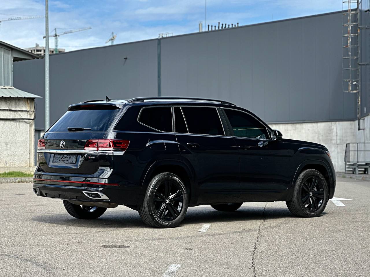   Volkswagen Atlas   -  3