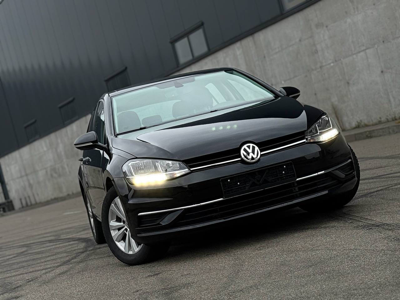   Volkswagen Golf   -  2