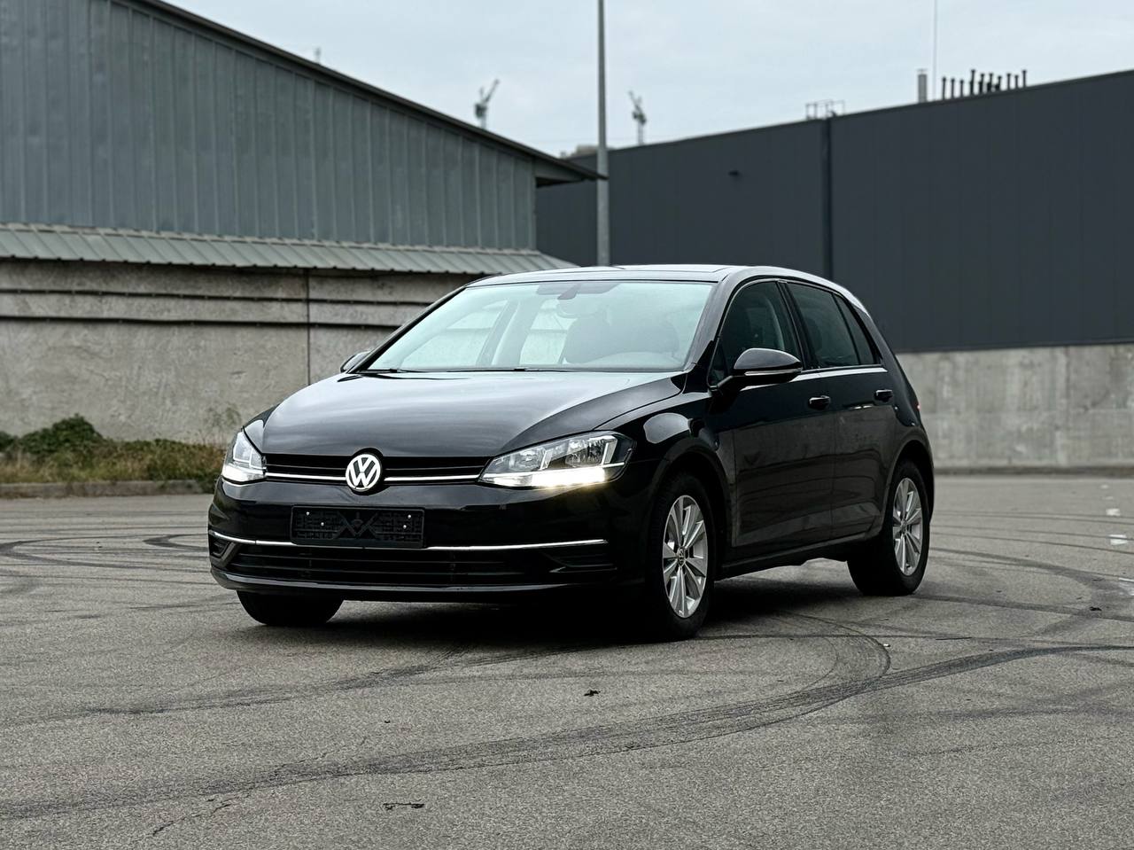   Volkswagen Golf   -  3