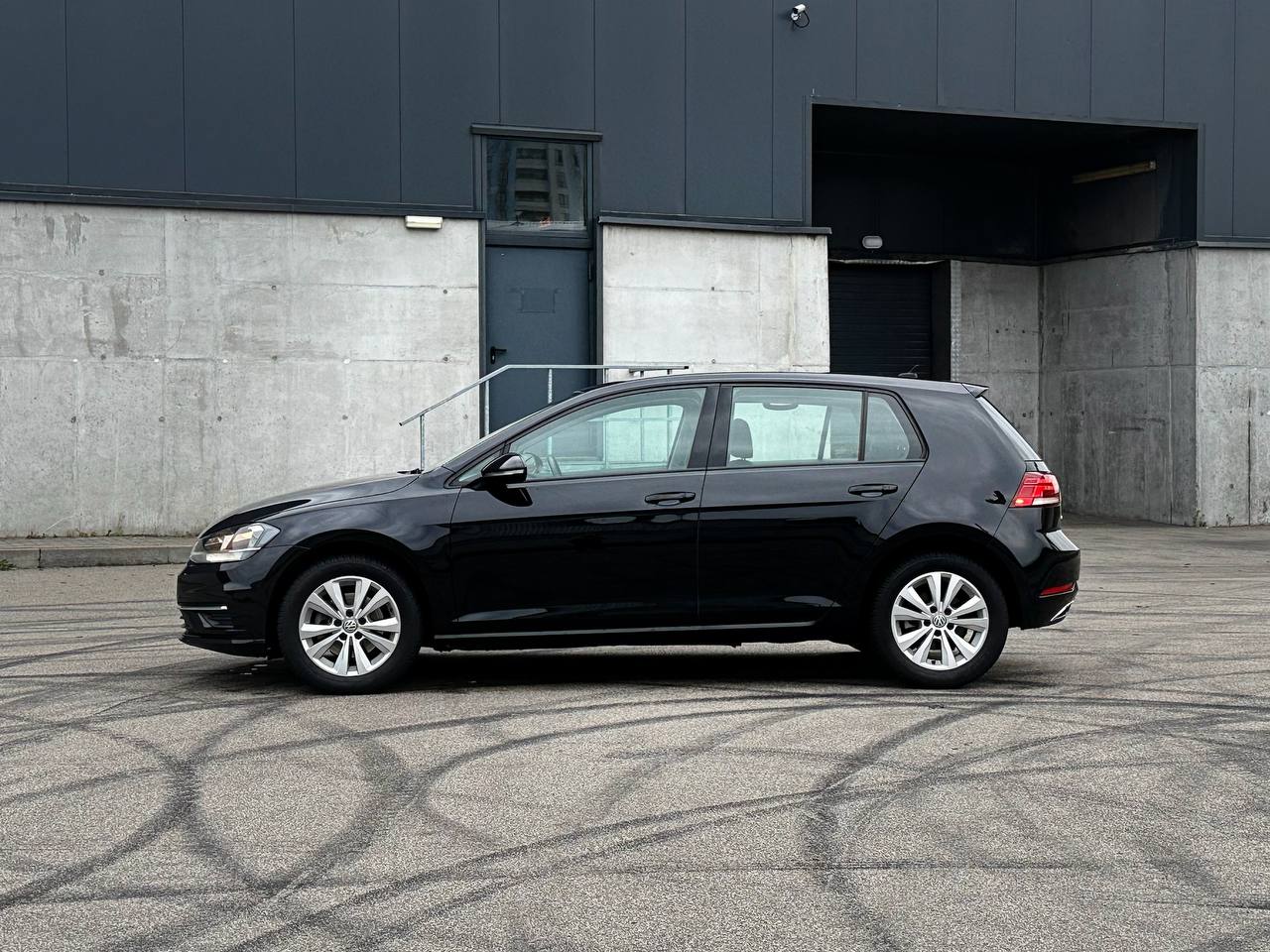   Volkswagen Golf   -  4