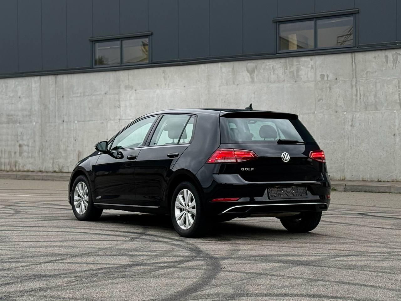   Volkswagen Golf   -  5