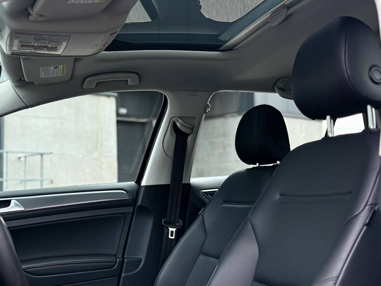   Volkswagen Golf   -  8