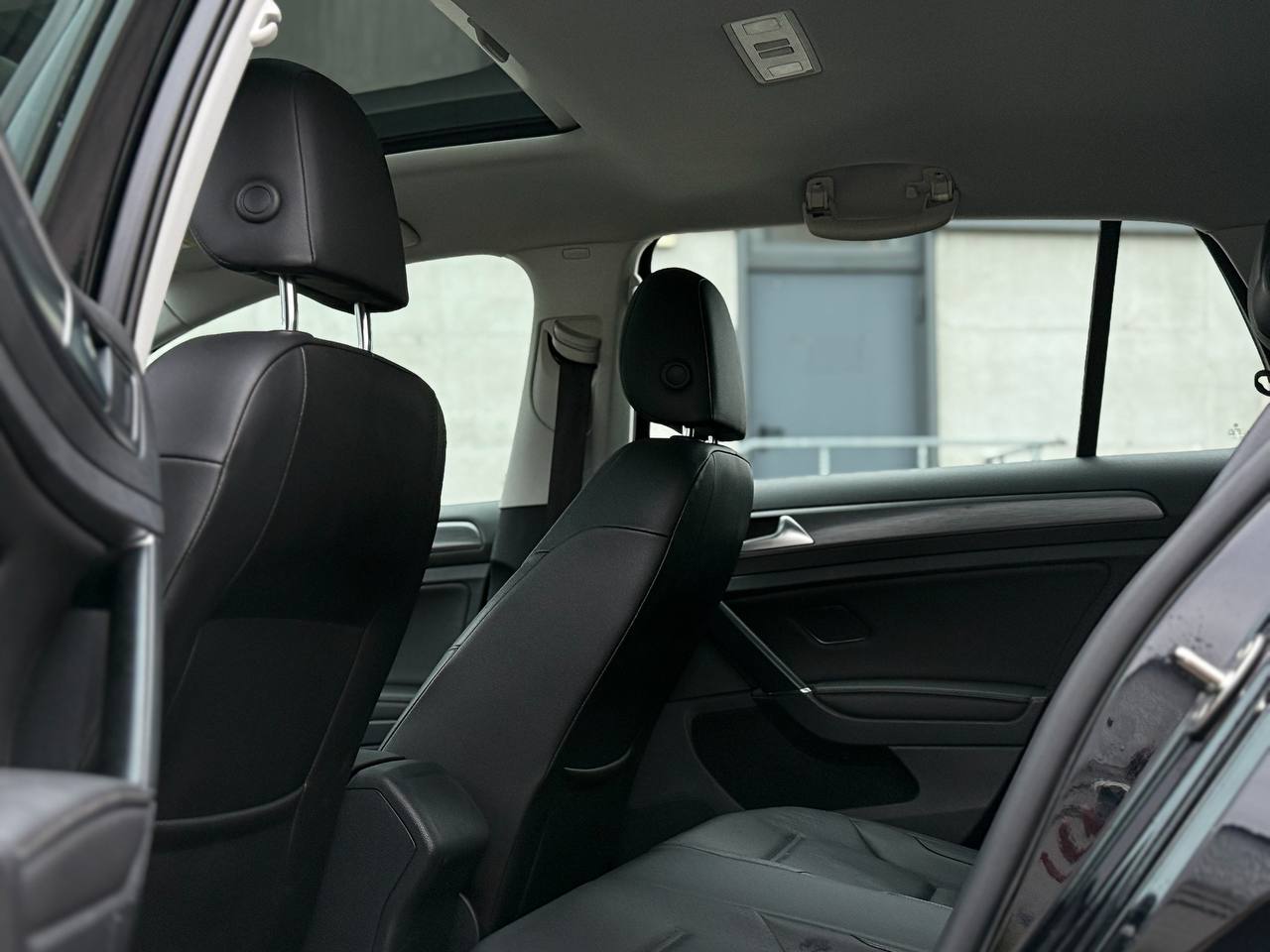   Volkswagen Golf   -  9