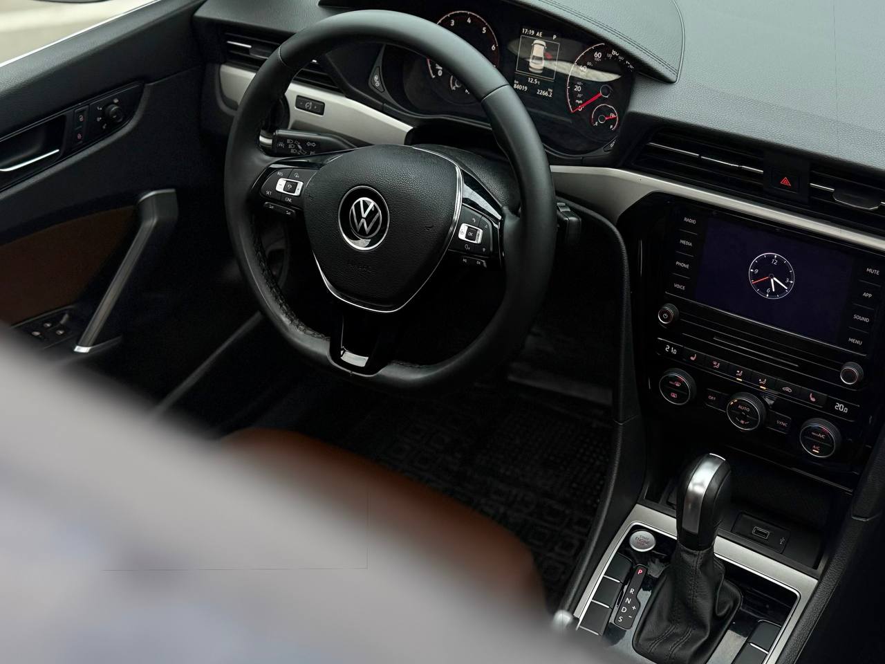   Volkswagen Passat   -  6
