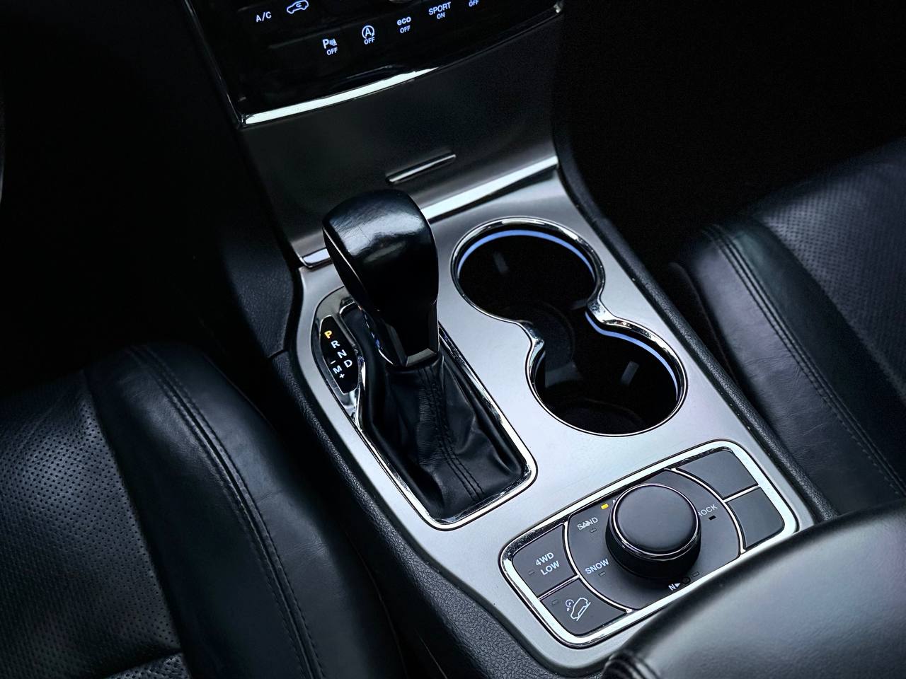   Jeep Grand Cherokee   -  8