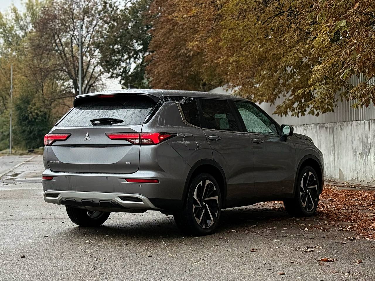   Mitsubishi Outlander   -  3