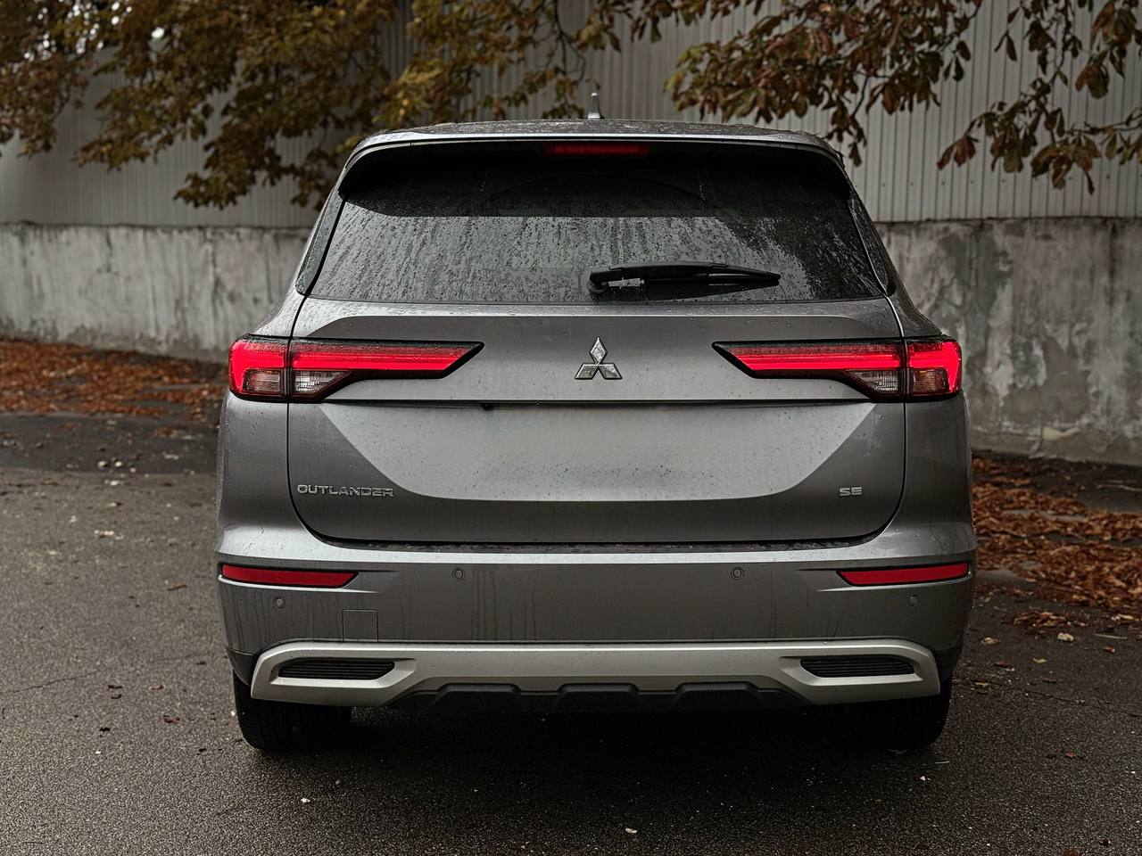   Mitsubishi Outlander   -  4