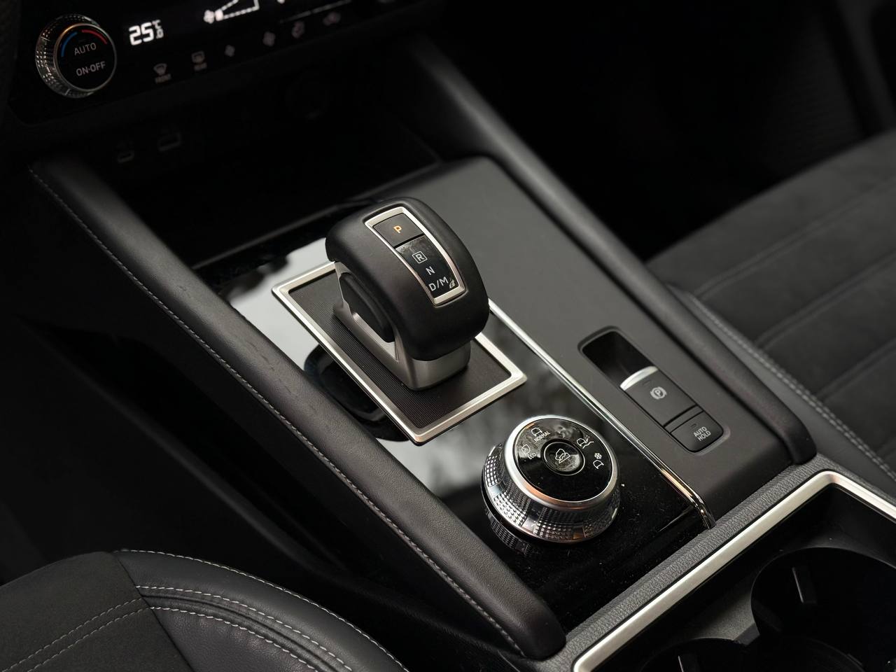   Mitsubishi Outlander   -  6