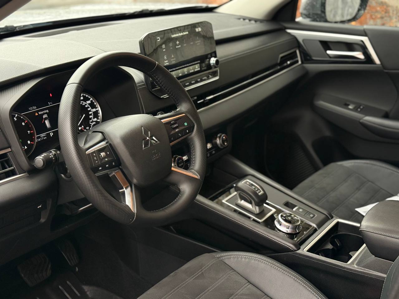   Mitsubishi Outlander   -  7