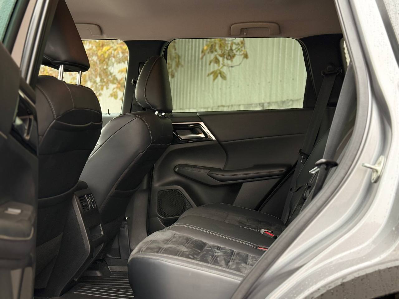   Mitsubishi Outlander   -  8