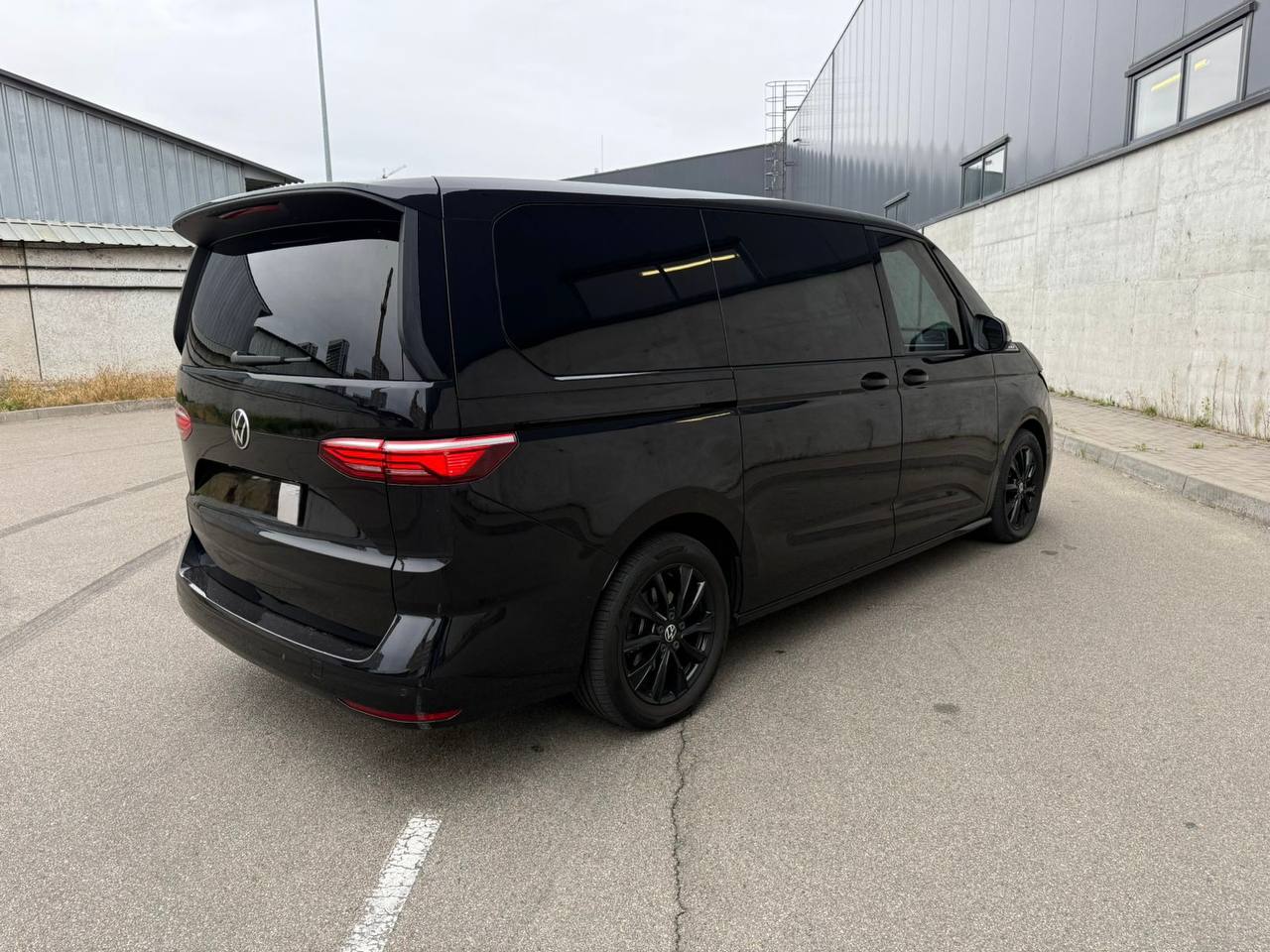   Volkswagen Multivan   -  5